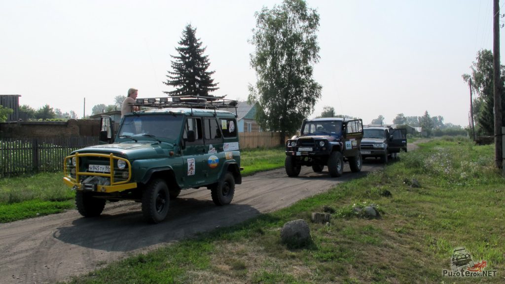 Автомобили участников экспедиции в Горный Алтай