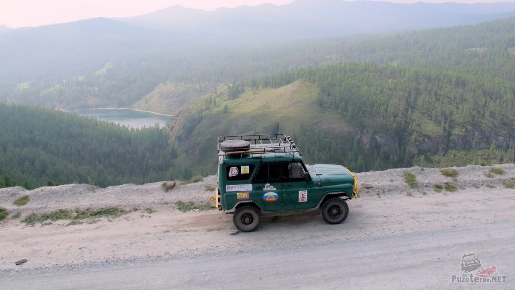 УАЗ в горах Алтая по дороге на Чулышман