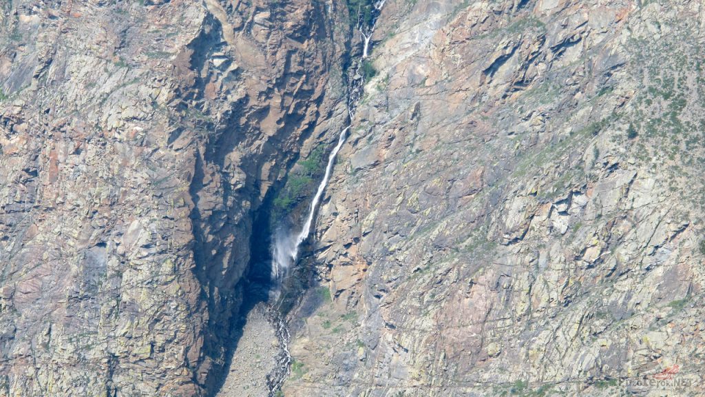 Водопад в долине Чулышмана, вид с перевала Кату-ярык