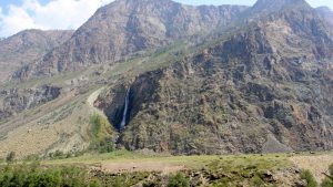 Небольшой водопад в горах возле Чулышмана