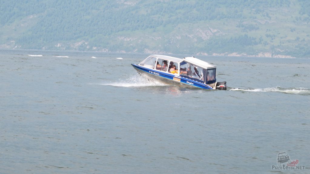 Прогулочный катер возит туристов на Телецком озере