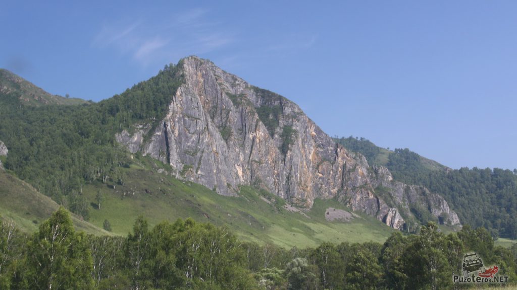 Первые скалы по пути в республике Алтай