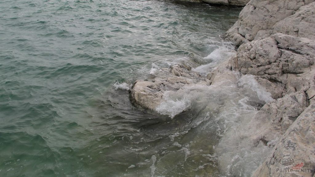 Волны на озере Хяргас-Нур