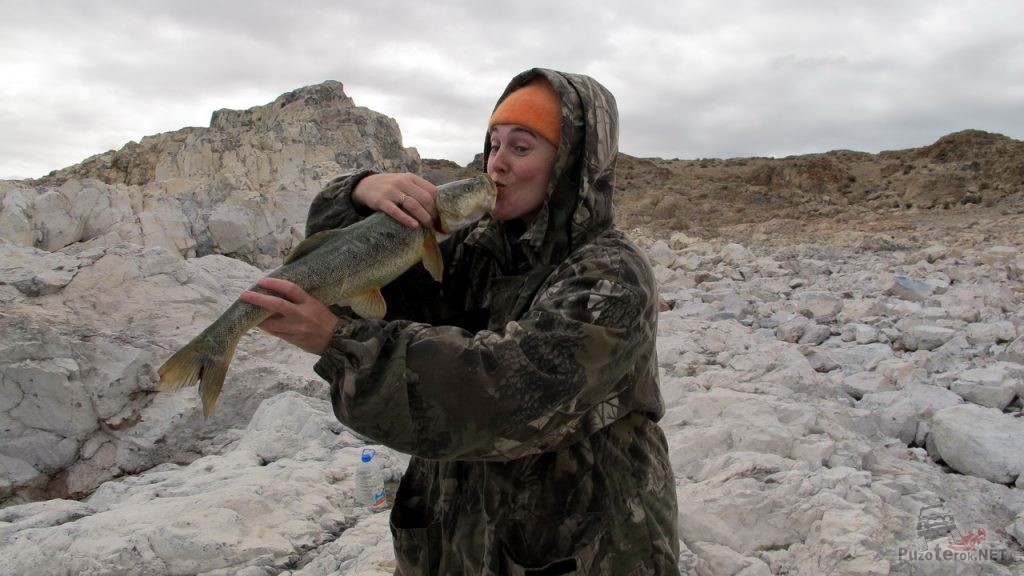Ольга рада первой пойманной в Монголии рыбе