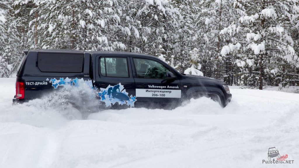 Volkswagen Amarok едет по снегу