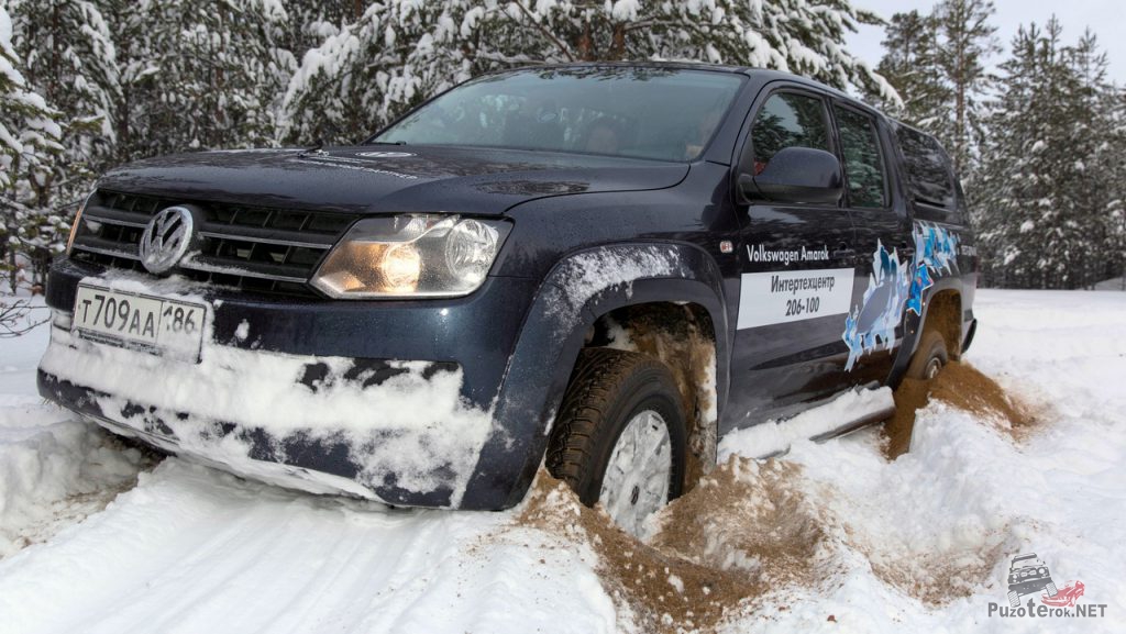 Volkswagen Amarok застрял в песке под снегом