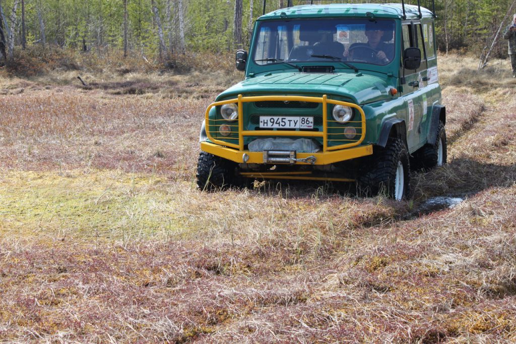 Подготовленный УАЗ на 35 колесах на ковровом болоте