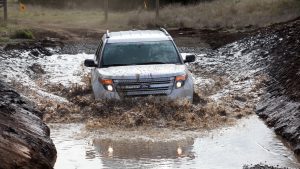 Ford Explorer застрял в грязи