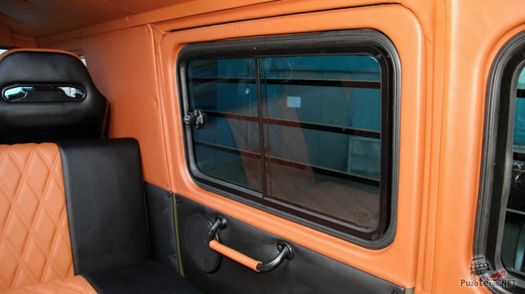 Окна с форточками заменены на сдвижные, снаружи защищены решетками. 
