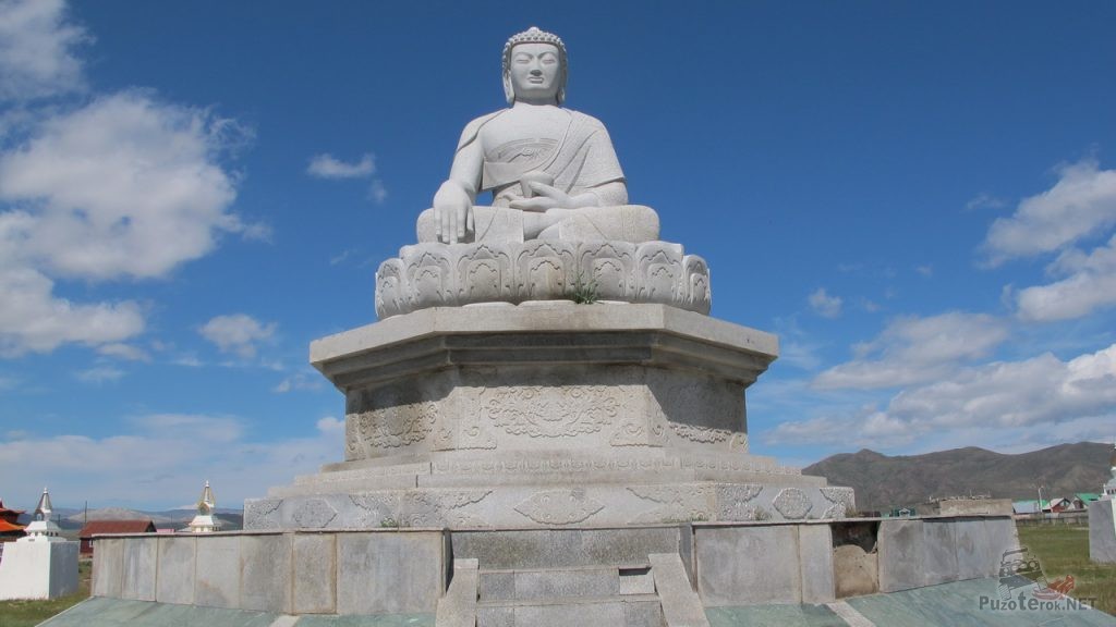 Статуя будды в храме