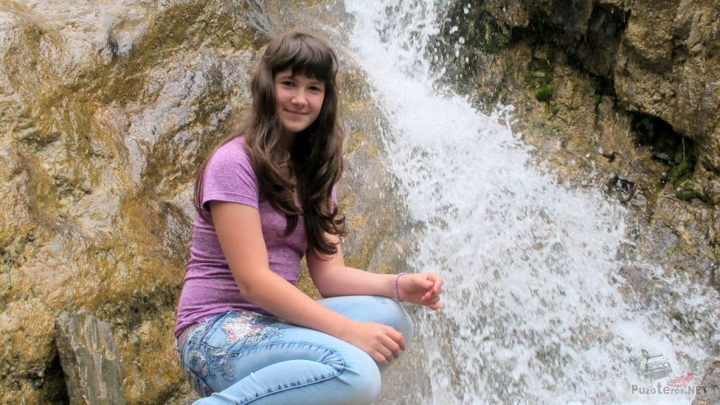 Татьяна возле водопада