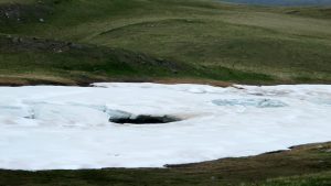 Лёд на озере в июле на Укоке