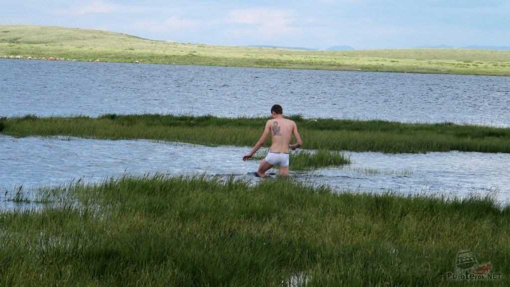Купание в холодной воде озера на плато Укок
