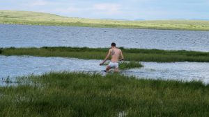 Купание в холодной воде озера на плато Укок