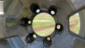 Разбитые посадочные гнезда на колесном диске