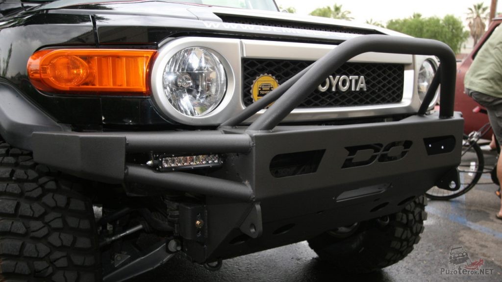 Красивый силовой бампер на Toyota FJ Cruiser