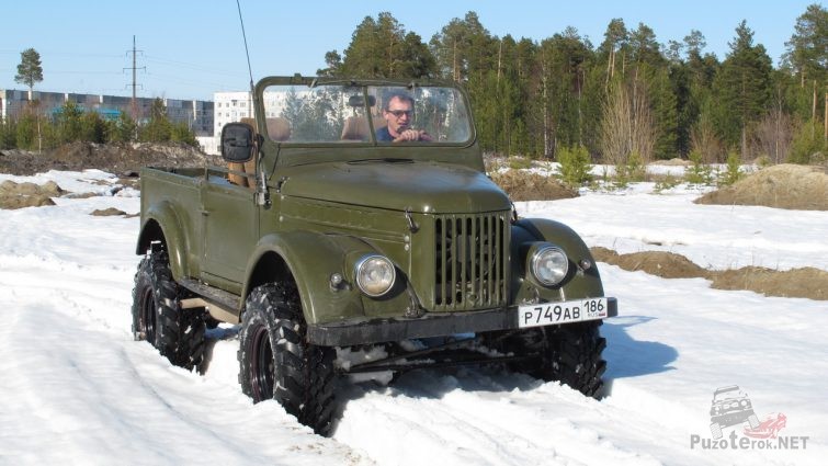 ГАЗ-69 на внедорожной резине едет по снегу