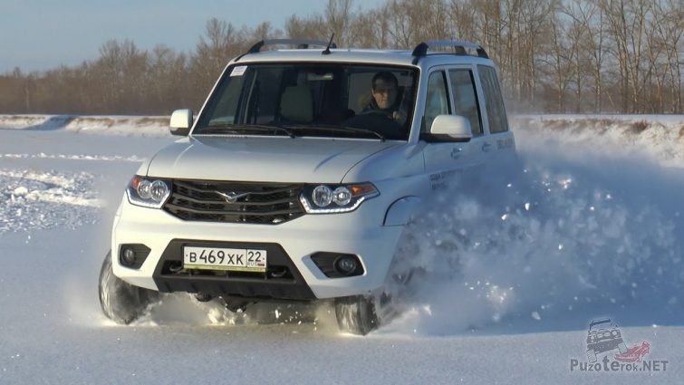 Белый УАЗ Патриот в снегу Барнаул