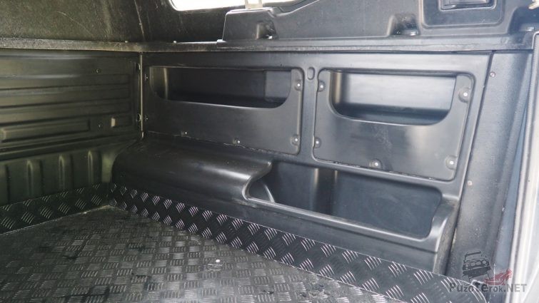 Боковой органайзер в кузове УАЗ Пикап