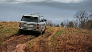 Дорога и внедорожник Range Rover