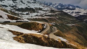Два яруса серпантина перевала Фурка в осенних Альпах