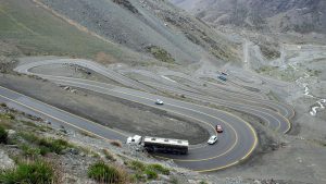 Движение транспорта по серпантину горного перевала Лос Караколес в Андах
