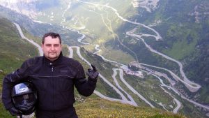 Гонщик Сильвио Пасс на фоне Коль де Турини в Альпах