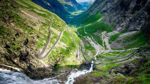 Горная река и петли серпантина Дороги Троллей в норвежских горах