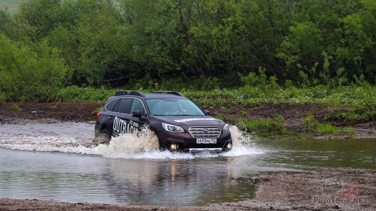 Pereprava vbrod cherez Bashkirskuyu reku v hode test drajva vnedorozhnika Subaru