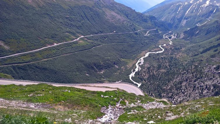 Петли серпантина горного первала Фурка в Швейцарии