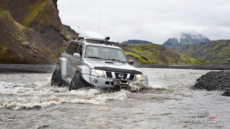 Podgotovlennyj Nissan Patrol v gornoj reke v Islandii