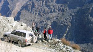Туристы фотографируют горы Алтая