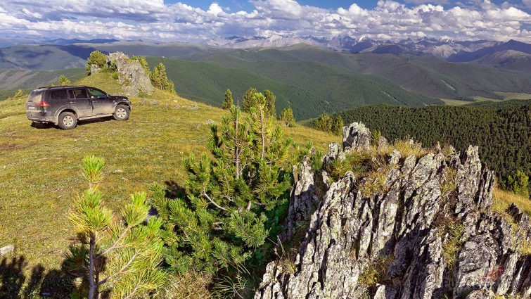 Внедорожник на высокогорном участке перевала через Горный Алтай
