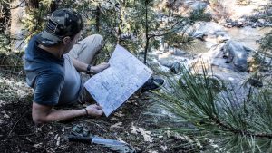 Турист разглядывает карту Йосемитского национального парка