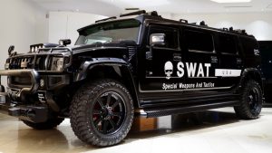 Чёрный Hummer спецподразделения SWAT