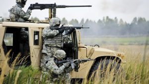 Солдаты американцы с винтовками M16 возле хаммера