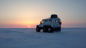 Арктический вездеход Трэкол едет по тундре
