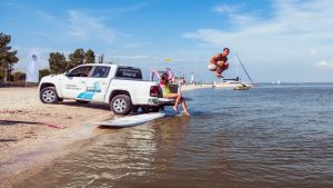 Туристы прыгают с борта пикапа в море