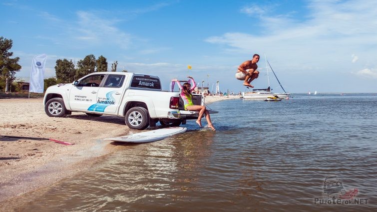 Туристы прыгают с борта пикапа в море