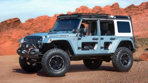 Внедорожник jeep switchback на фоне техасских гор
