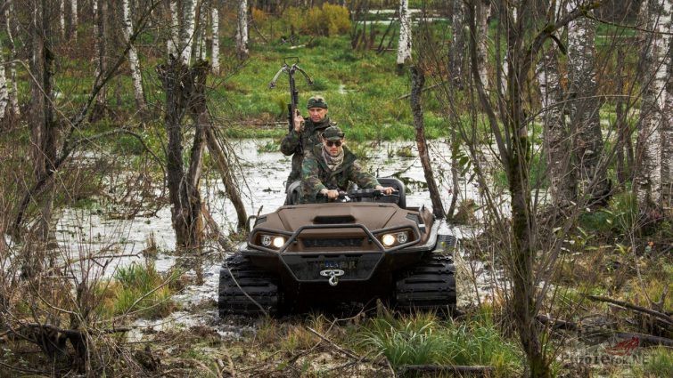 Охотники на вездеходе Tinger Track едут через болото