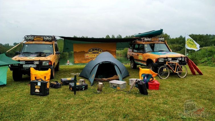 Жёлтые Дискавери в палаточном лагере Кэмел Трофи