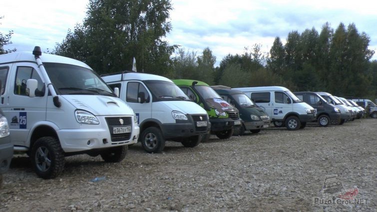 Автомобили ГАЗ Соболь на встрече одноклубников