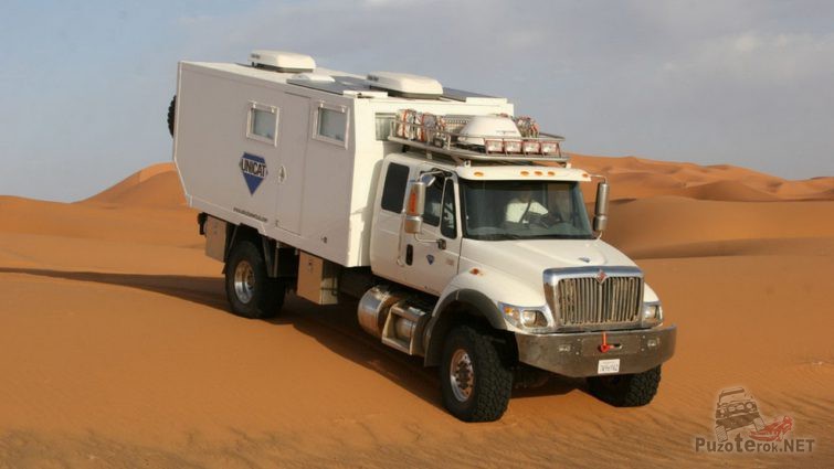 Белый автодом в пустыне