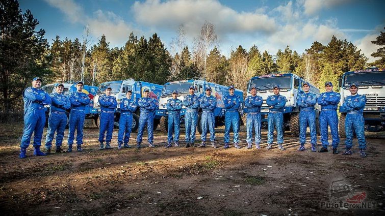 Экипажи Камаз-Мастер на фоне своих грузовиков