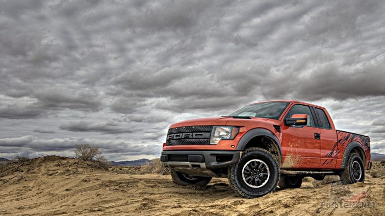 Ford Раптор на песке, на фоне облачного неба