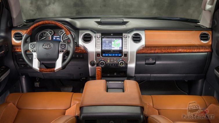 Кожаный салон коричневого цвета автомобиля Toyota Tundra