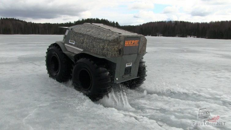 Лёд ломается под колёсами снегоболотохода на озере