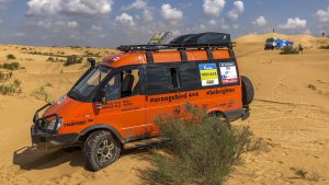 Оранжевый Соболь на ралли Дакар в пустыне