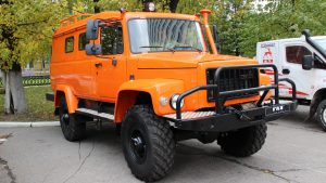 Оранжевый грузовик Вепрь на тротуаре